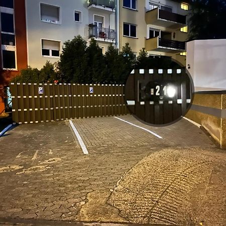 Living At Saarpartments -Adults Only- 2 Bedroom, Netflix - Business & Holiday Apartments For Long- And Short Term Stay, 3 Min To Train Station, Secure E-Bike Parking! Саарбрюкен Екстериор снимка