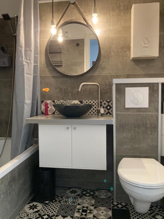 Living At Saarpartments -Adults Only- 2 Bedroom, Netflix - Business & Holiday Apartments For Long- And Short Term Stay, 3 Min To Train Station, Secure E-Bike Parking! Саарбрюкен Екстериор снимка